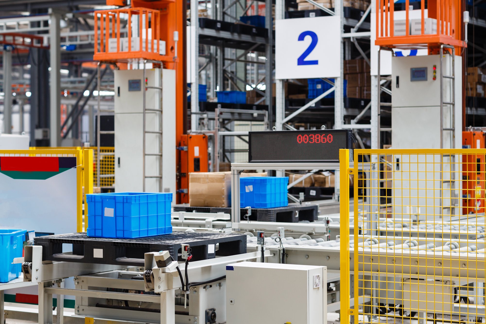 boxes-with-goods-lying-on-baggage-tape-in-modern-w-2026-01-05-23-38-35-utc